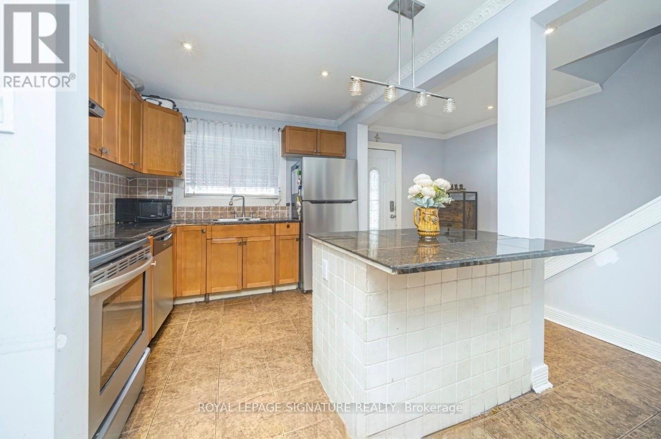 Room 1 - 19 Gatsby Square, Brampton (Northgate), Ontario  L6S 2H4 - Photo 5 - W12895036