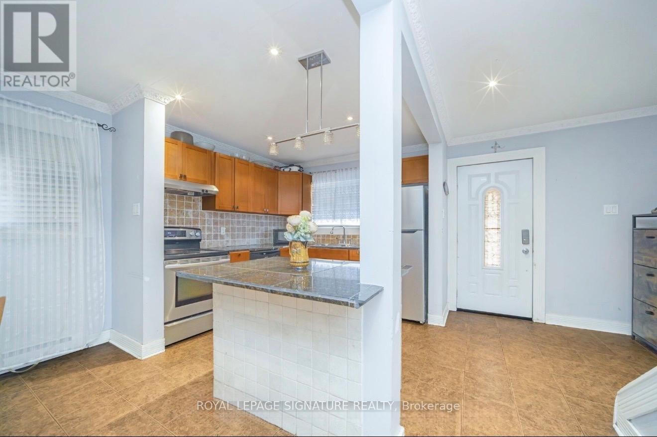 Room 1 - 19 Gatsby Square, Brampton (Northgate), Ontario  L6S 2H4 - Photo 4 - W12895036