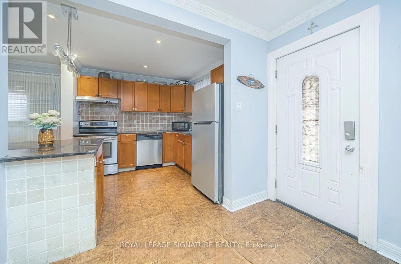 Room 1 - 19 Gatsby Square, Brampton (Northgate), Ontario  L6S 2H4 - Photo 2 - W12895036