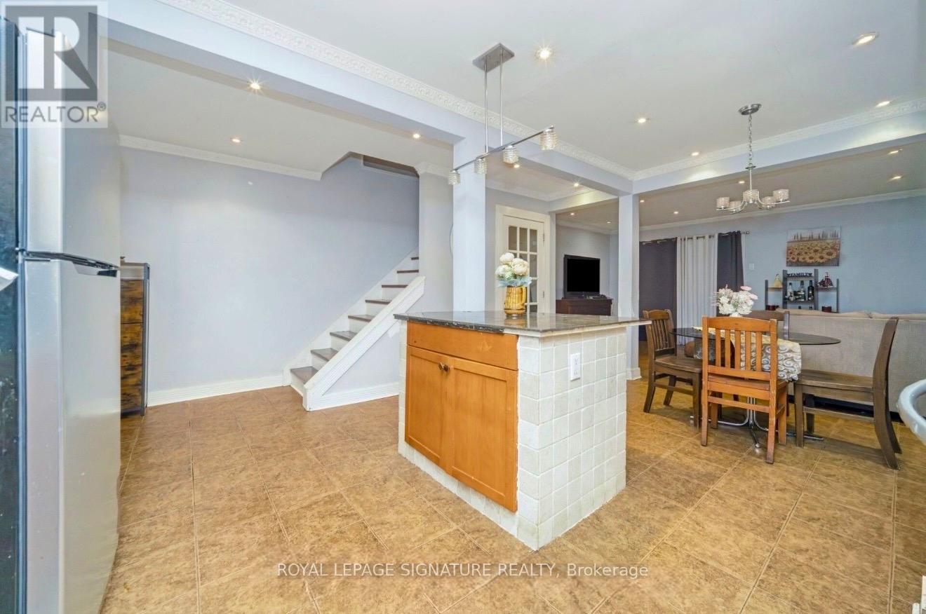 Room 1 - 19 Gatsby Square, Brampton (Northgate), Ontario  L6S 2H4 - Photo 9 - W12895036