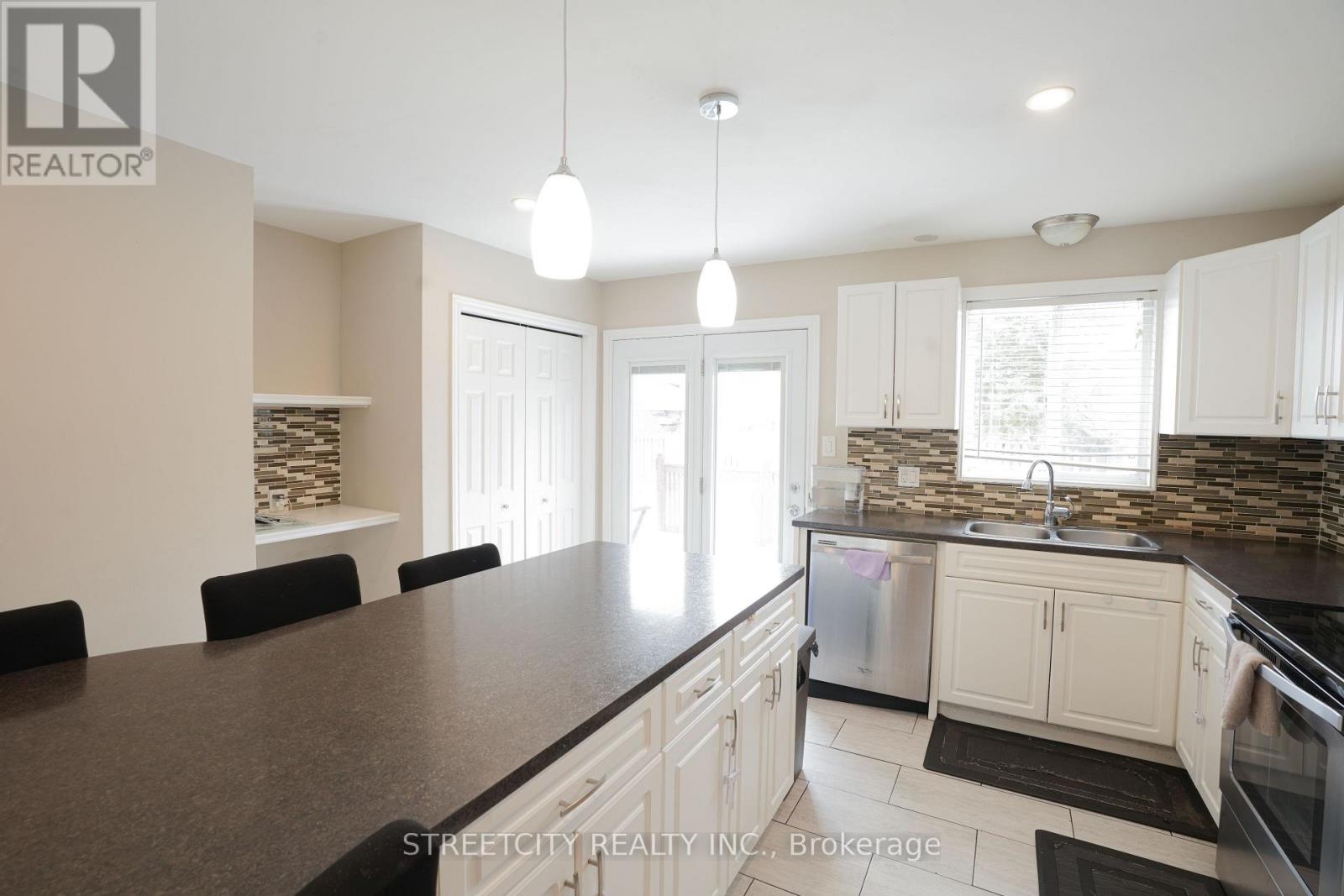 35 Juniper Crescent, Strathroy-Caradoc, Ontario  N7G 4G4 - Photo 9 - X12895446