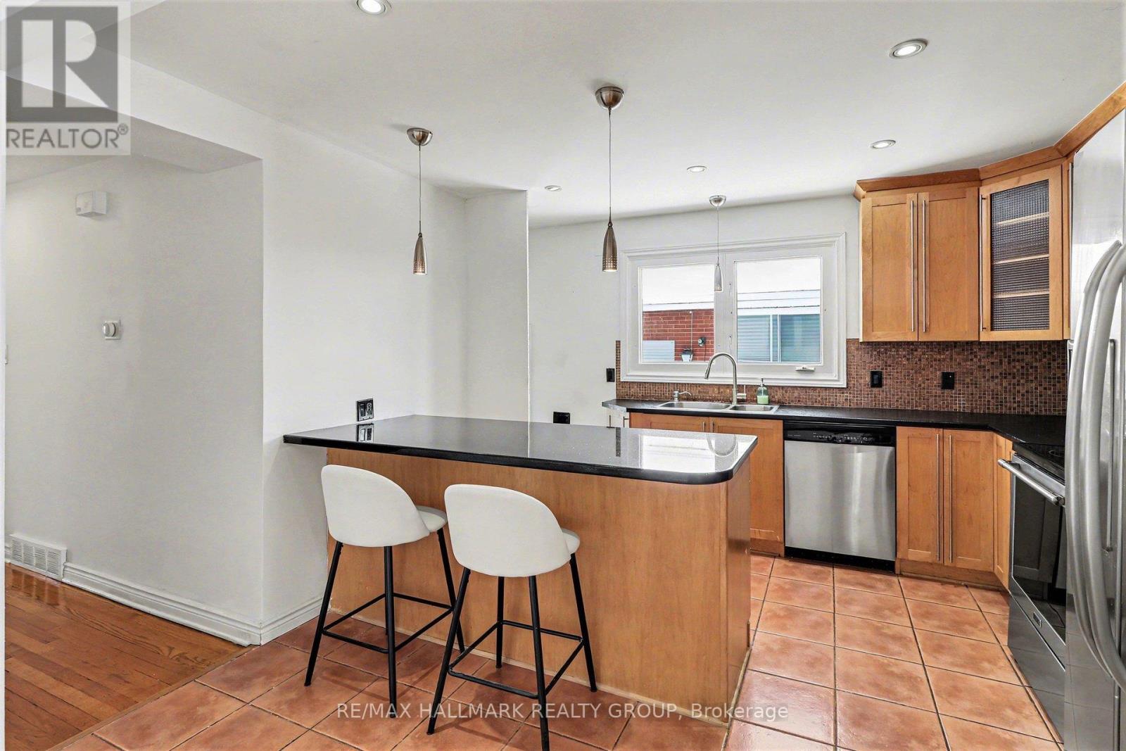 1753 Heron Road, Ottawa, Ontario  K1V 6A2 - Photo 5 - X12895542