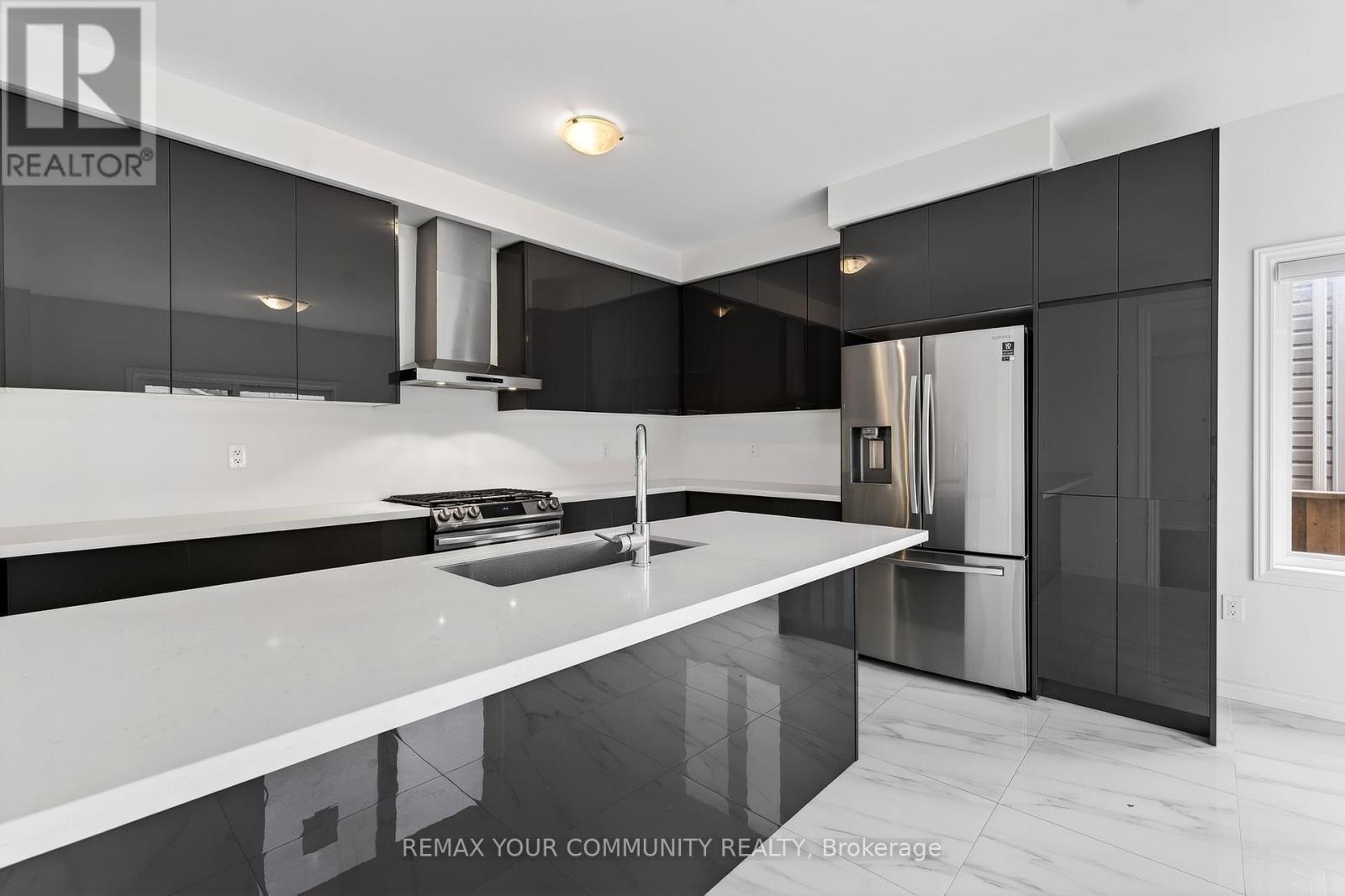 5 Valleo Street, Georgina (Keswick North), Ontario  L4P 0J8 - Photo 8 - N12893354