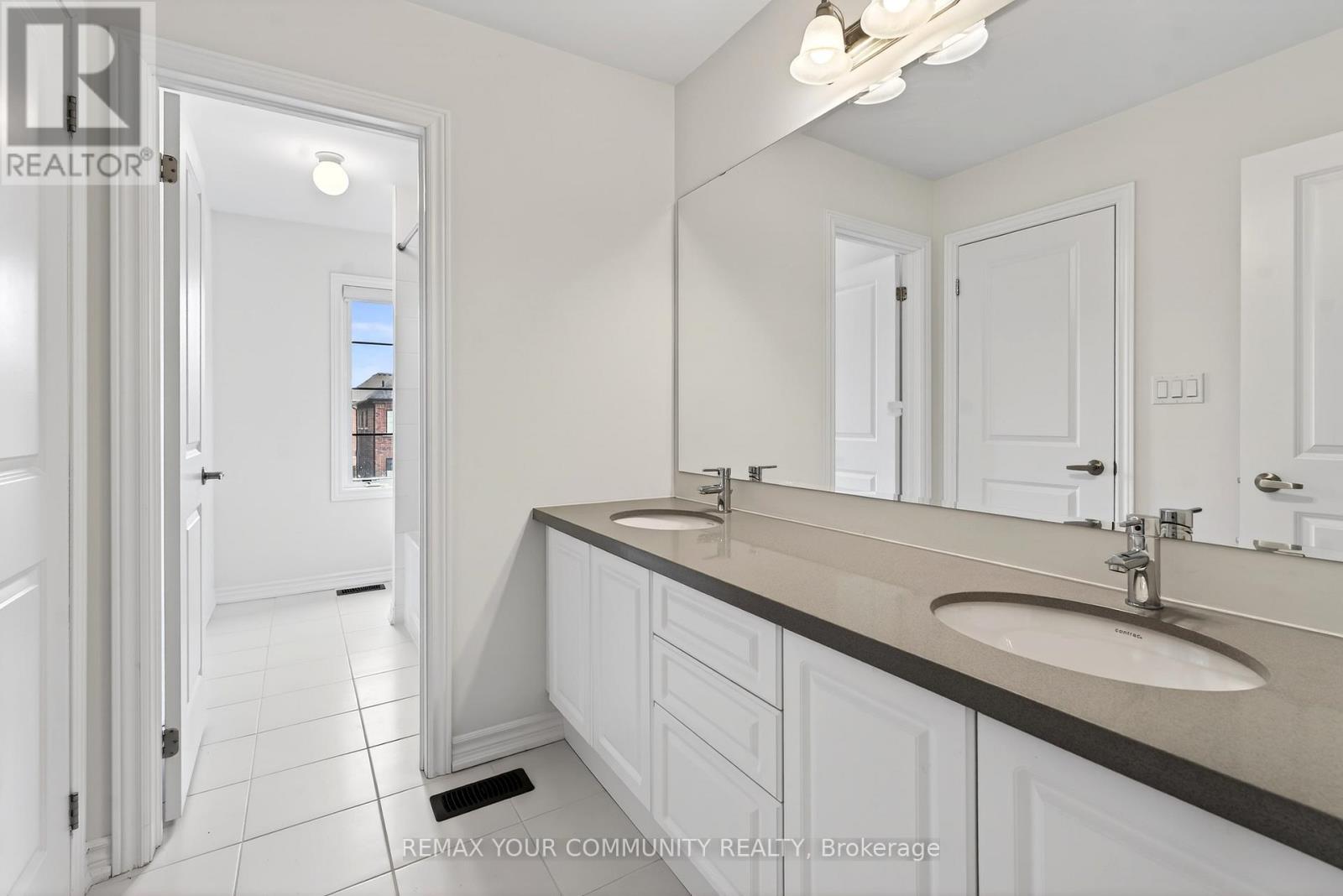 5 Valleo Street, Georgina (Keswick North), Ontario  L4P 0J8 - Photo 35 - N12893354