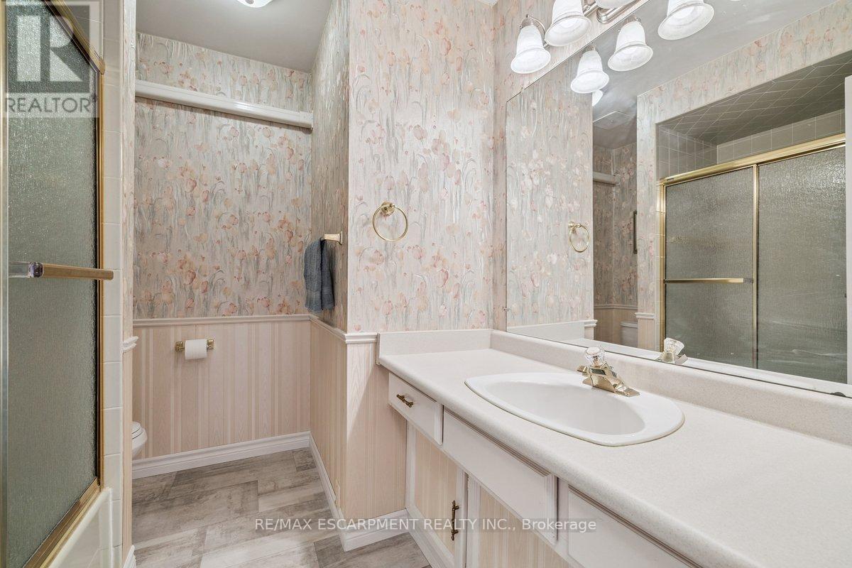 4 - 1552 Kerns Road, Burlington, Ontario  L7P 3A7 - Photo 16 - W12895570