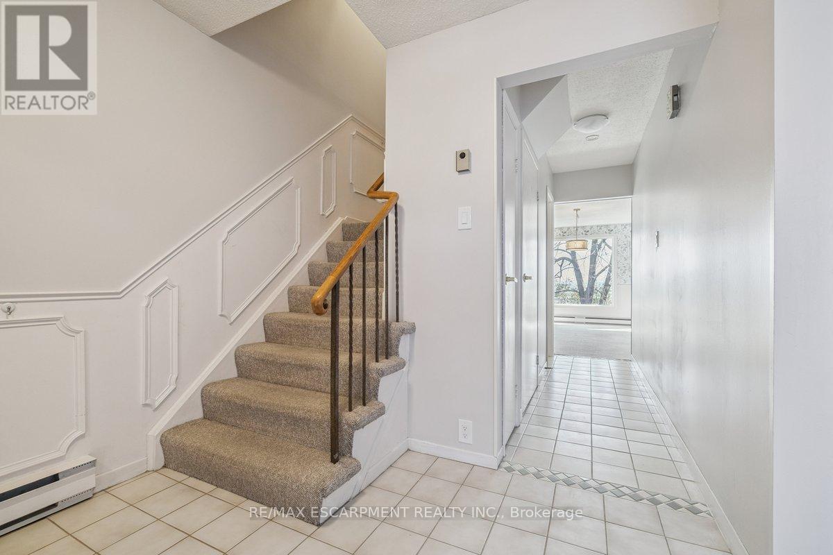 4 - 1552 Kerns Road, Burlington, Ontario  L7P 3A7 - Photo 3 - W12895570