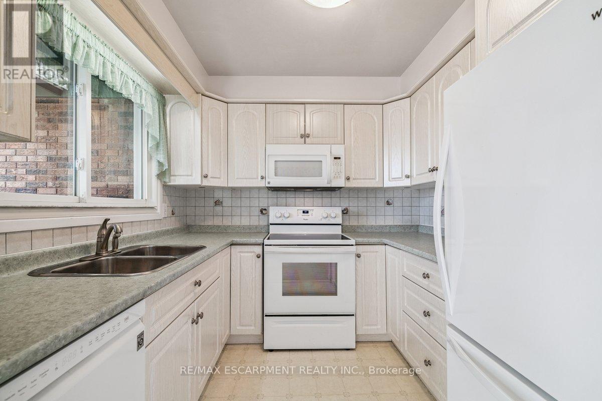 4 - 1552 Kerns Road, Burlington, Ontario  L7P 3A7 - Photo 7 - W12895570