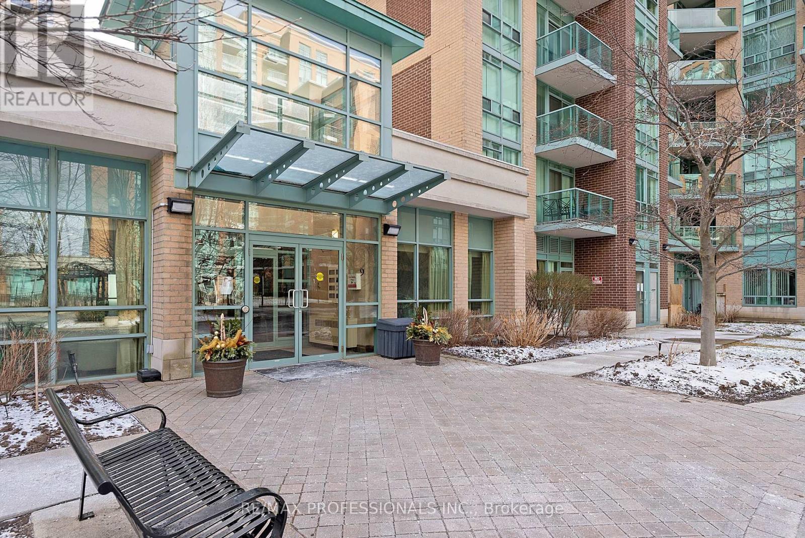 206 - 7 Michael Power Place, Toronto, Ontario  M9A 0A4 - Photo 2 - W12895608