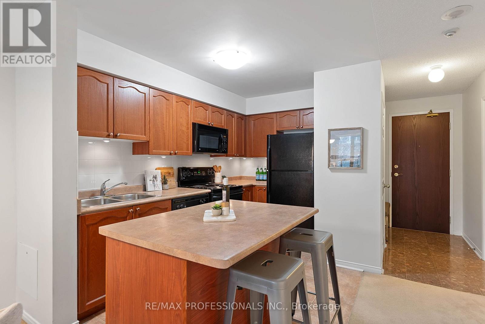 206 - 7 Michael Power Place, Toronto, Ontario  M9A 0A4 - Photo 3 - W12895608