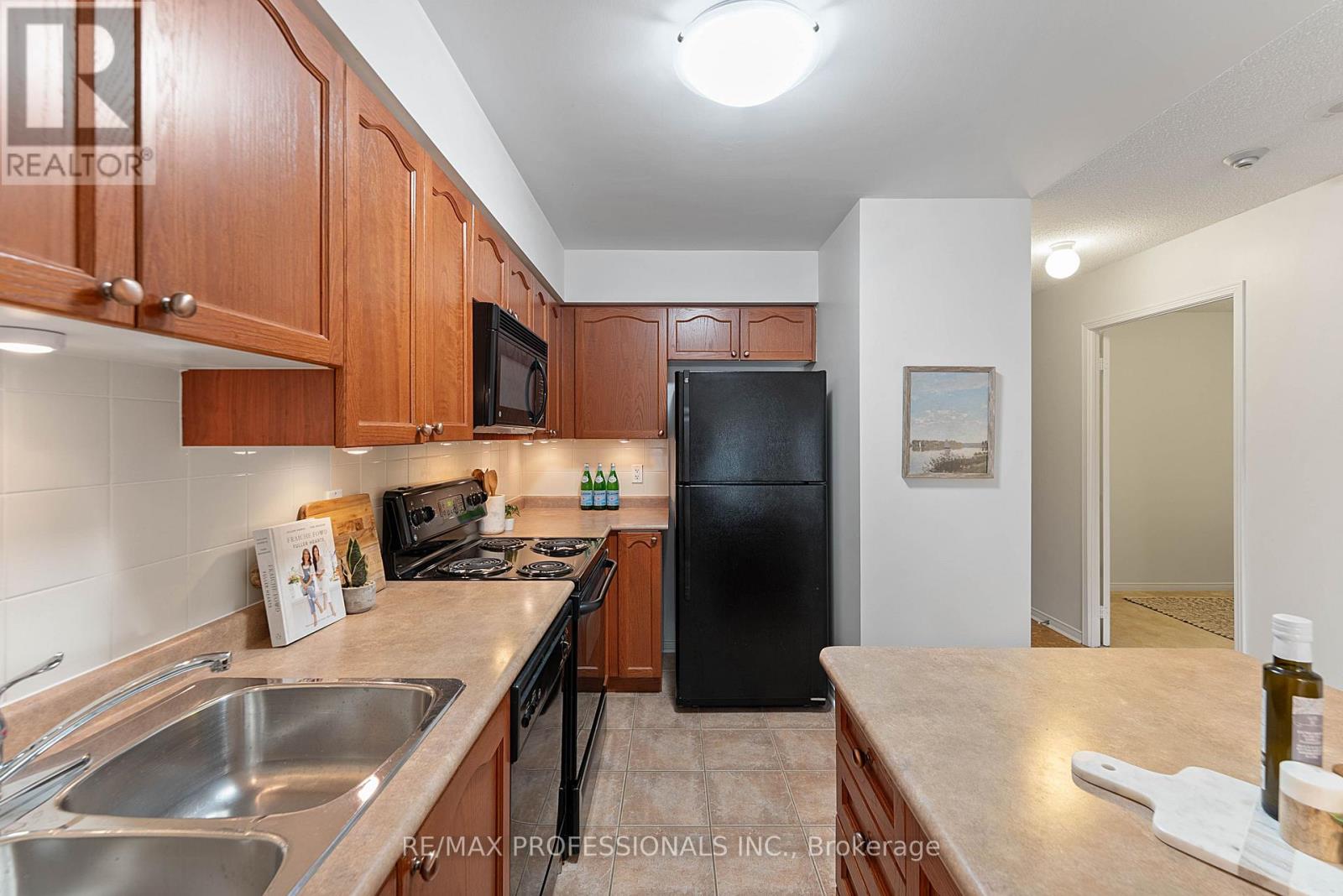 206 - 7 Michael Power Place, Toronto, Ontario  M9A 0A4 - Photo 4 - W12895608