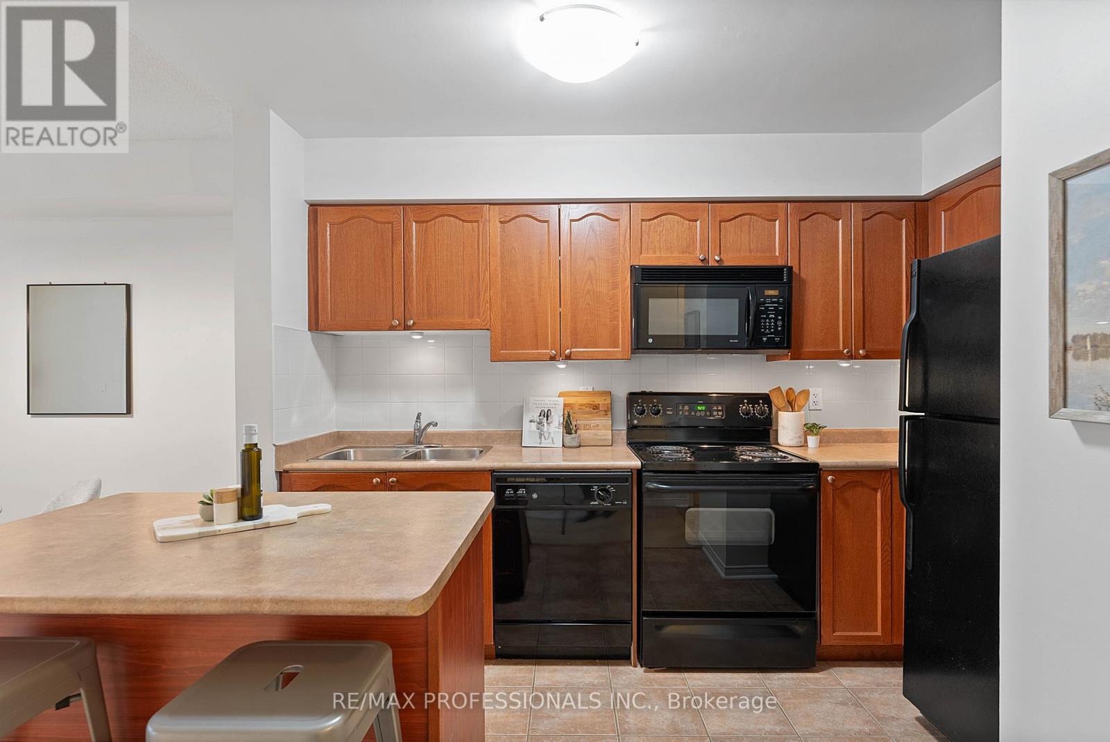 206 - 7 Michael Power Place, Toronto, Ontario  M9A 0A4 - Photo 5 - W12895608