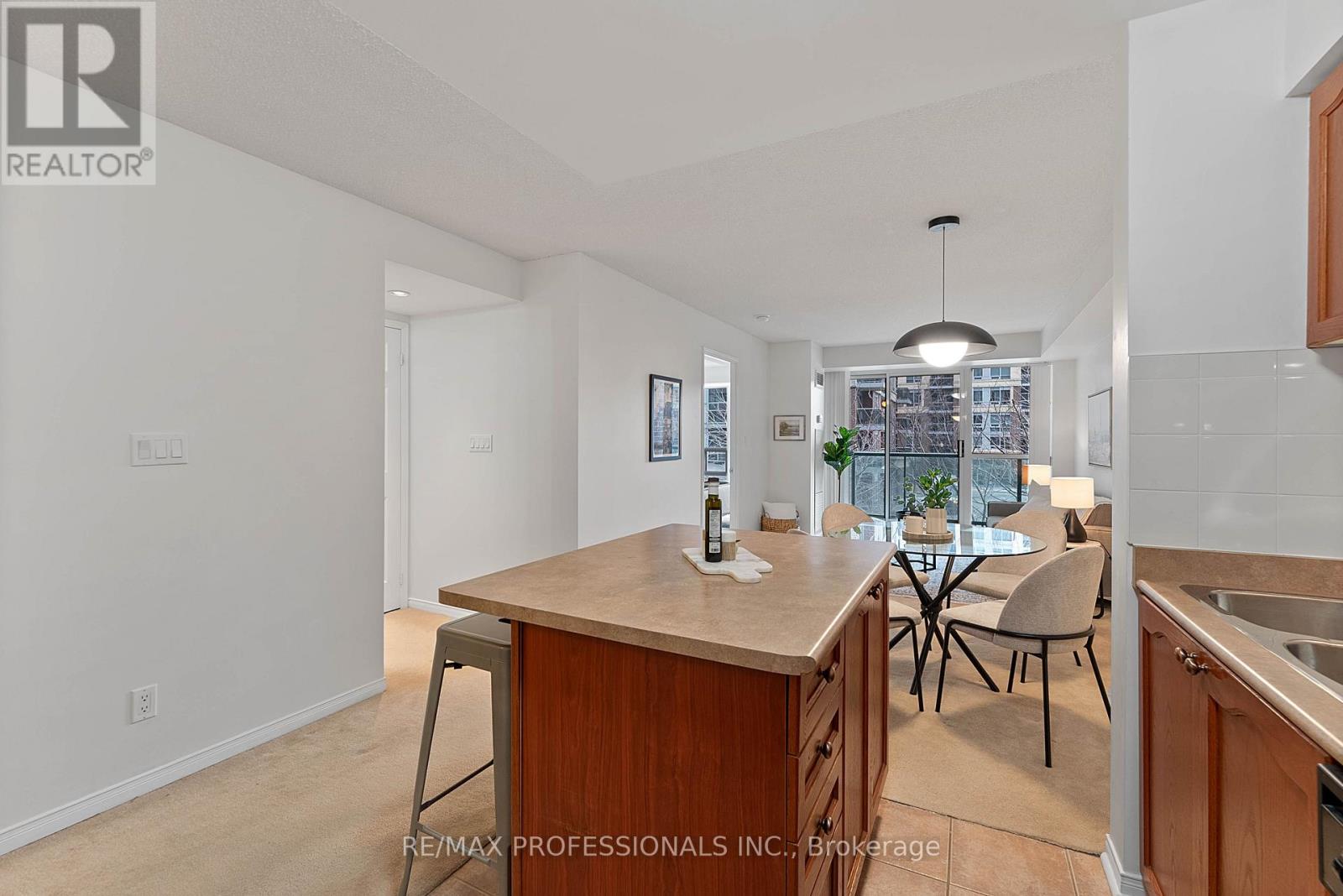 206 - 7 Michael Power Place, Toronto, Ontario  M9A 0A4 - Photo 7 - W12895608