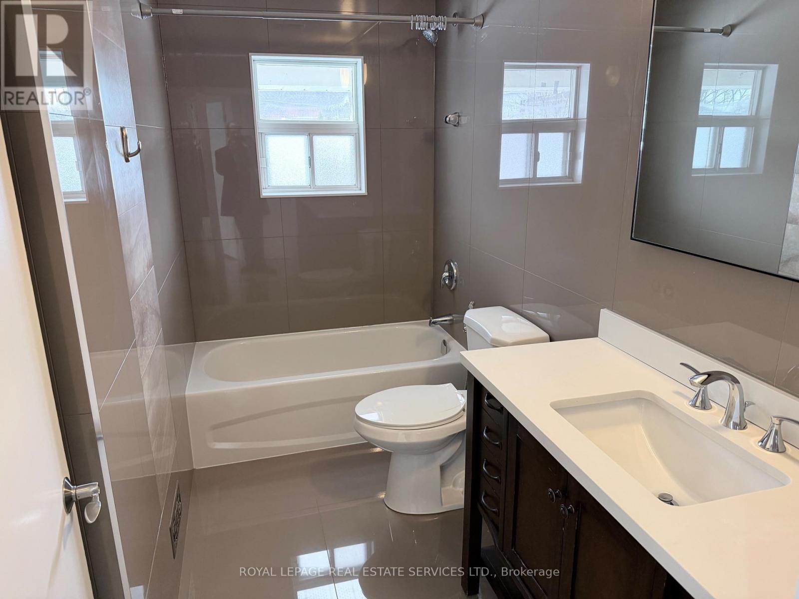 Main Floor - 133 Hawthorne Road, Oakville, Ontario  L6K 1V9 - Photo 16 - W12895616