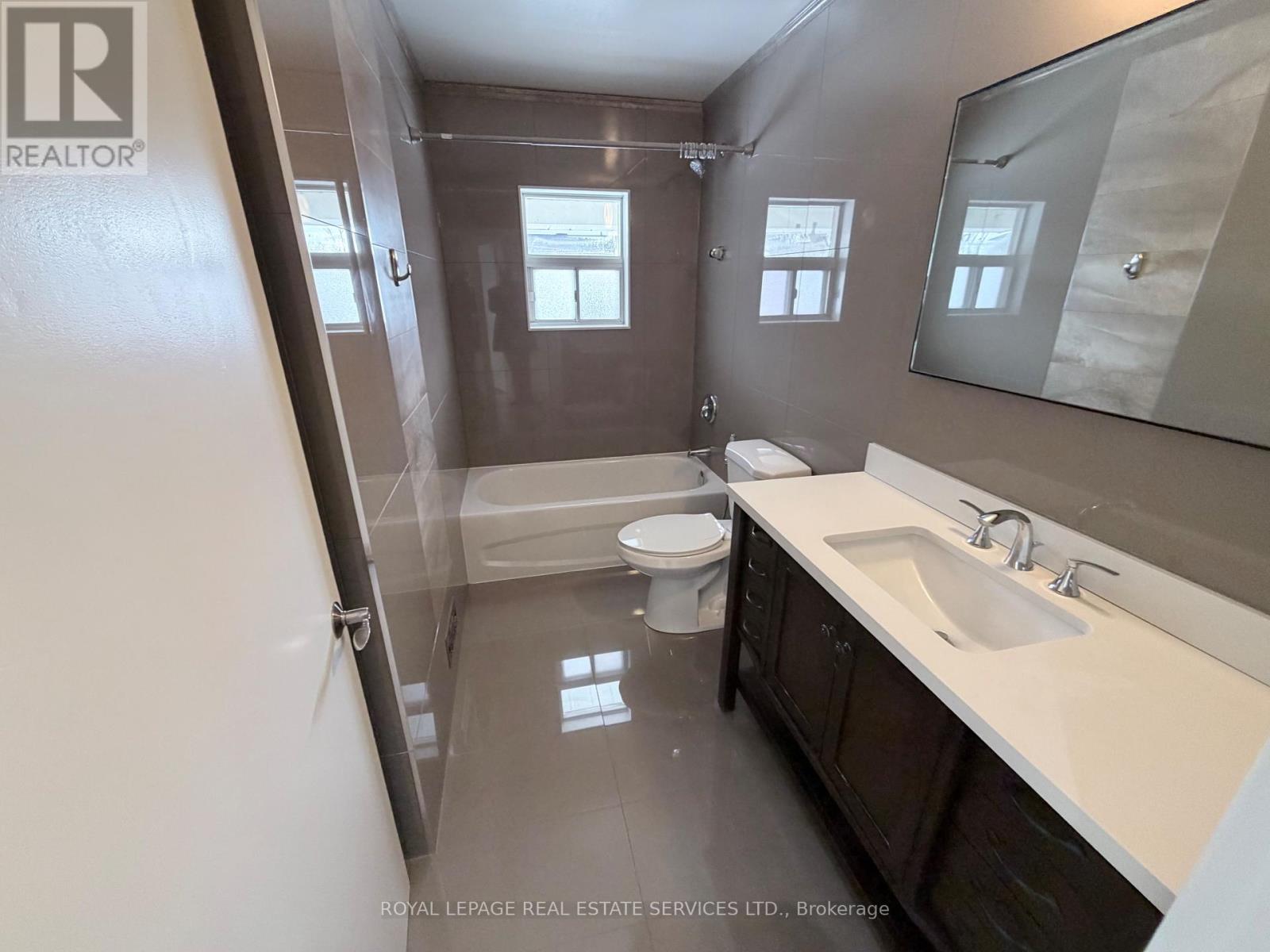 Main Floor - 133 Hawthorne Road, Oakville, Ontario  L6K 1V9 - Photo 17 - W12895616