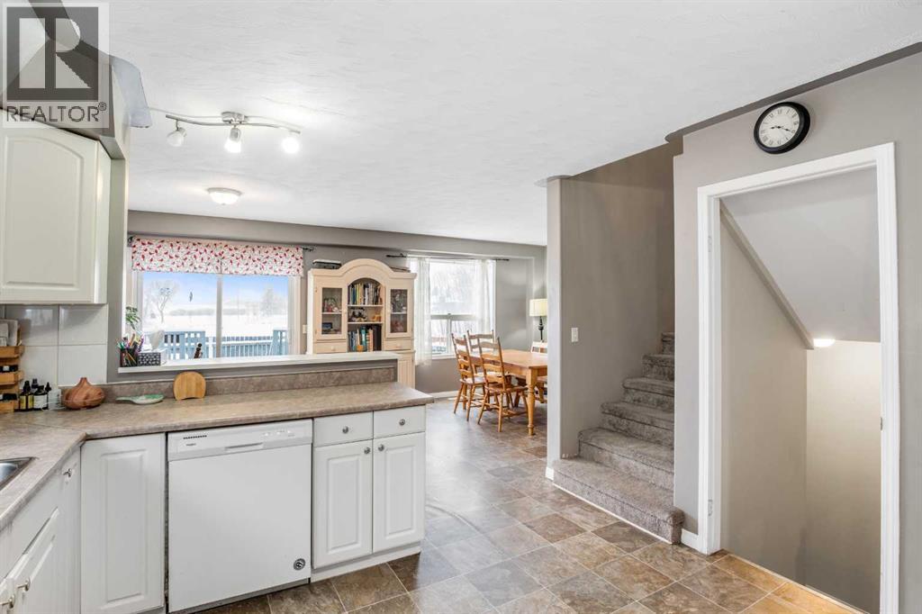 31 Ross Place, Crossfield, Alberta  T0M 0S0 - Photo 6 - A2292693