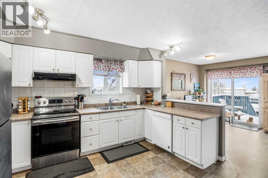 31 Ross Place, Crossfield, Alberta  T0M 0S0 - Photo 3 - A2292693