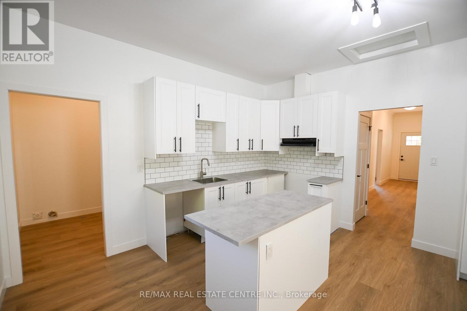 284 Darling Street, Brantford, Ontario  N3S 3X6 - Photo 6 - X12401356