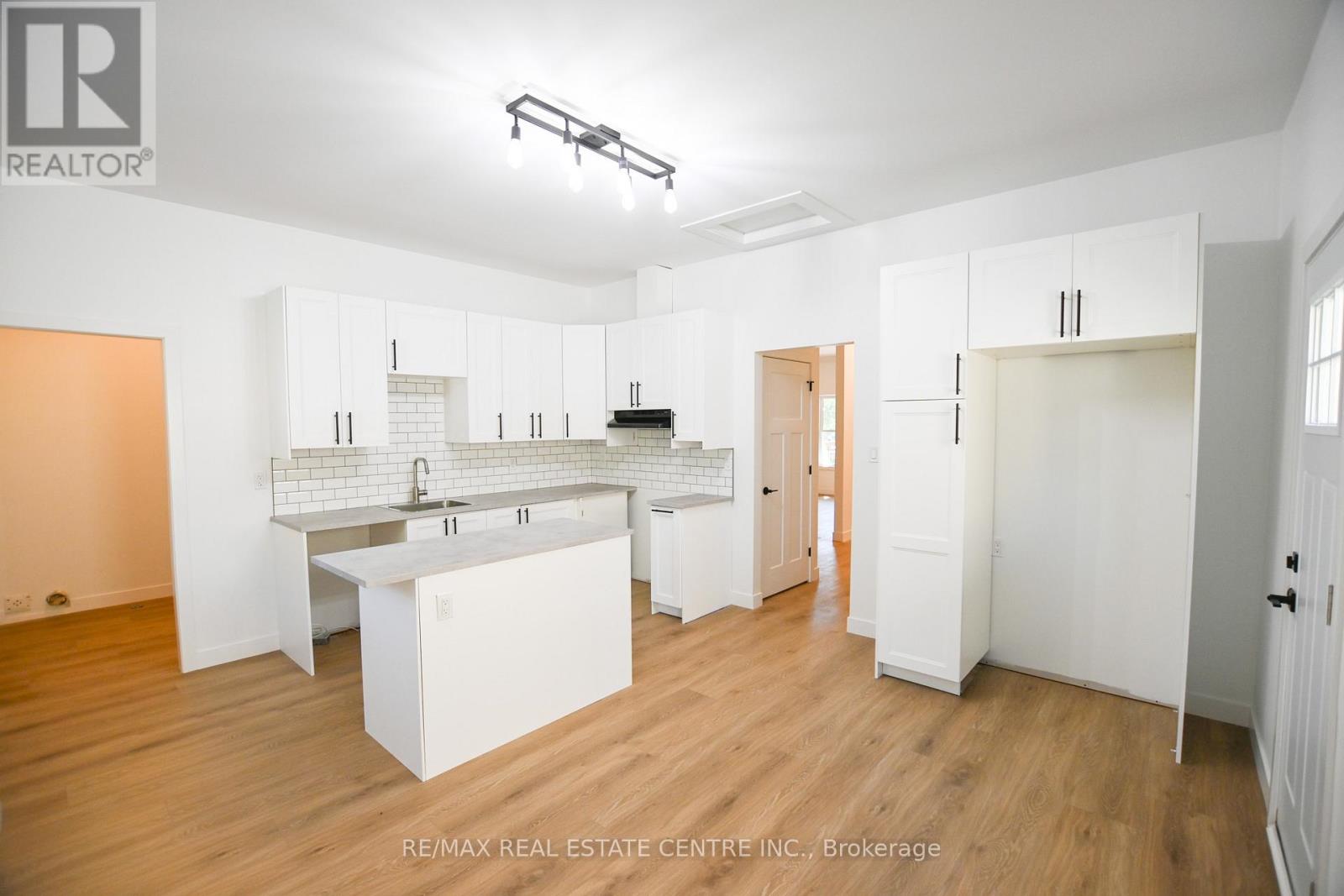 284 Darling Street, Brantford, Ontario  N3S 3X6 - Photo 2 - X12401356