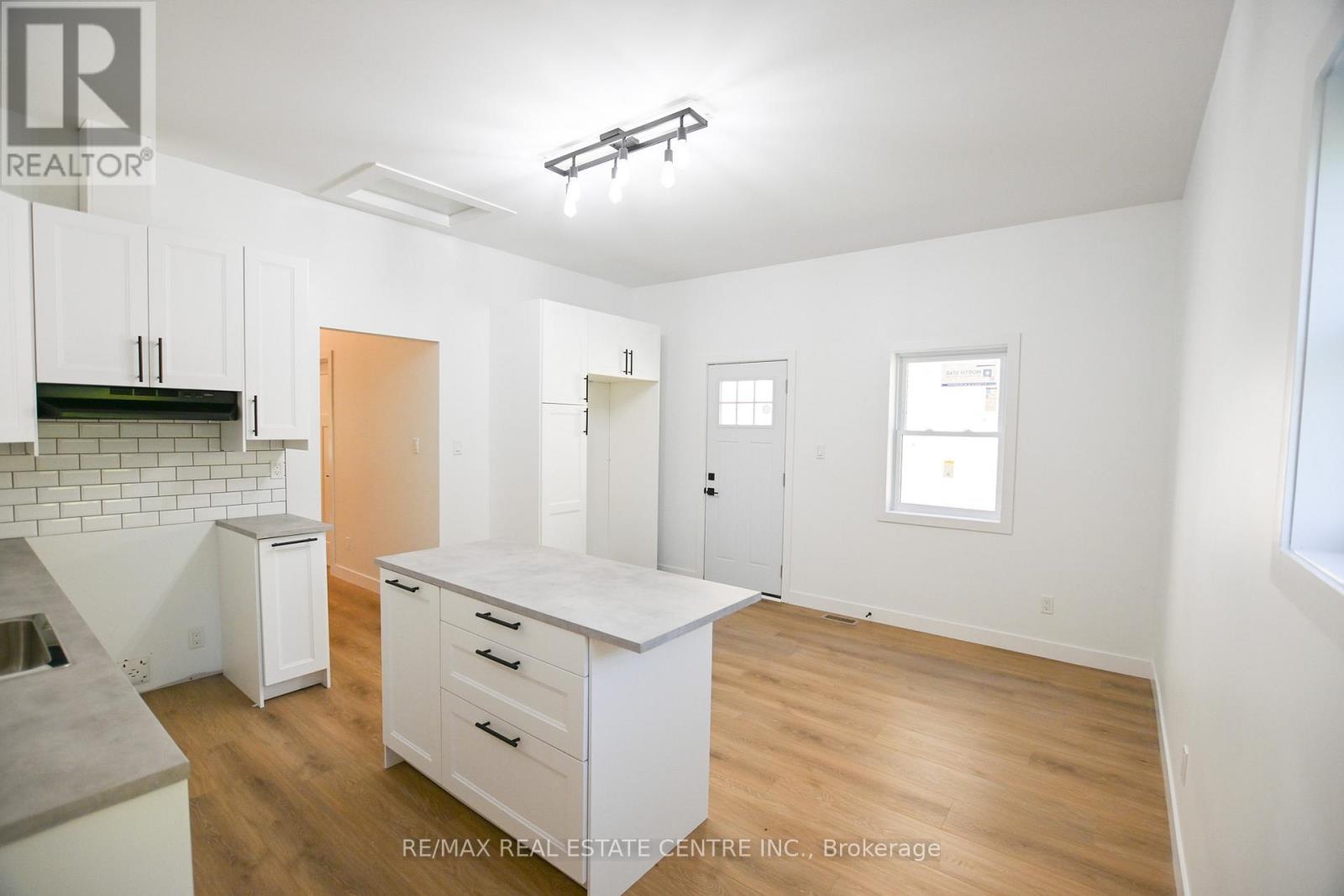 284 Darling Street, Brantford, Ontario  N3S 3X6 - Photo 3 - X12401356