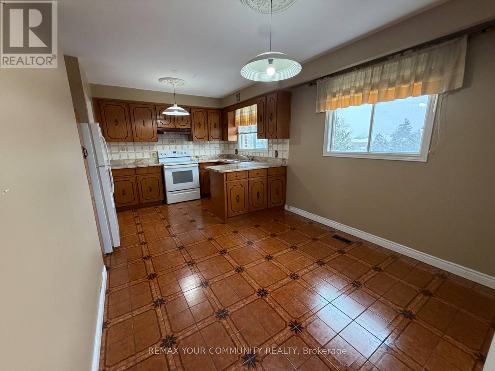 12 Stocco Court, Vaughan, Ontario  L4L 2Y1 - Photo 6 - N12895872