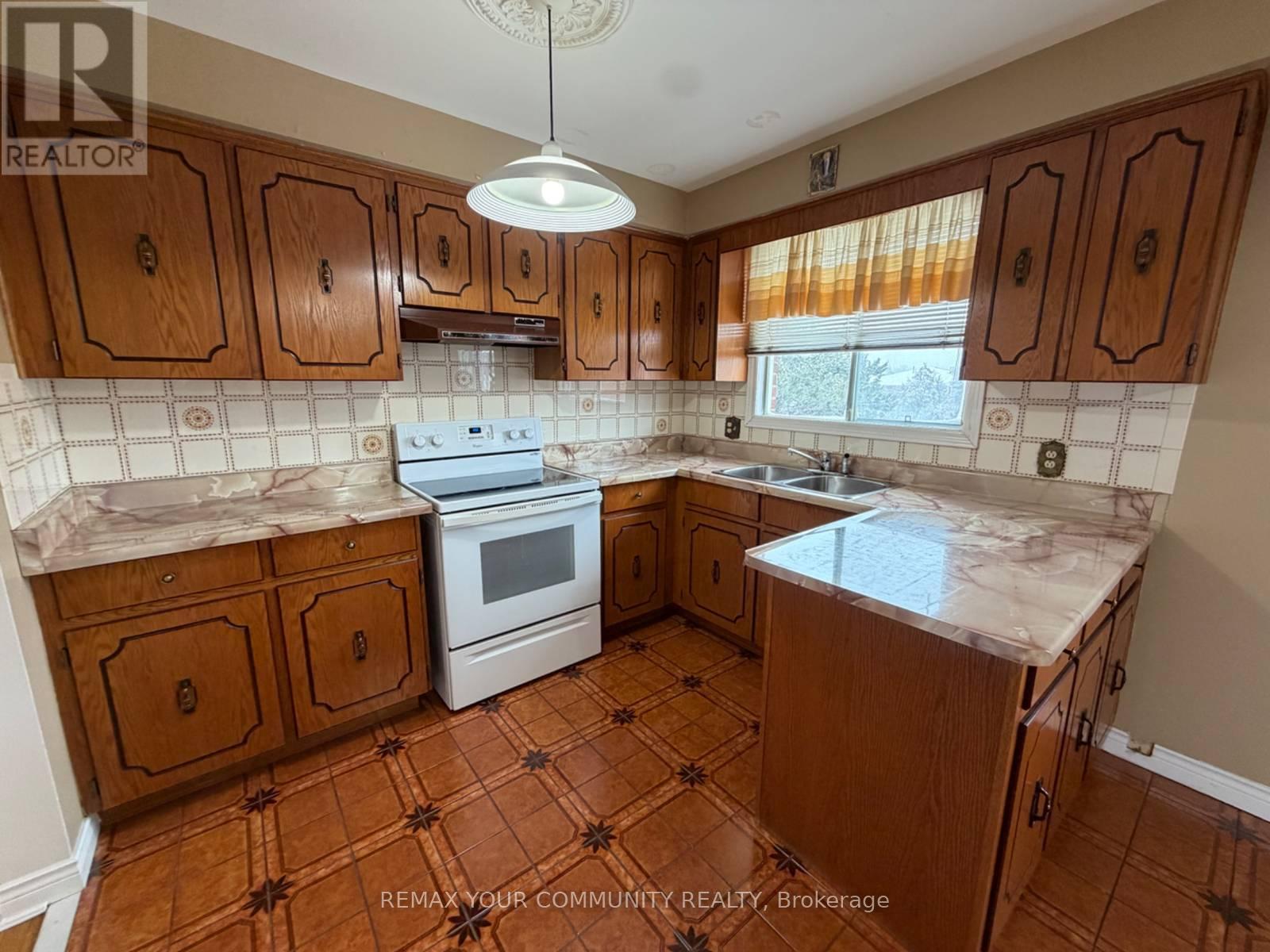 12 Stocco Court, Vaughan, Ontario  L4L 2Y1 - Photo 8 - N12895872