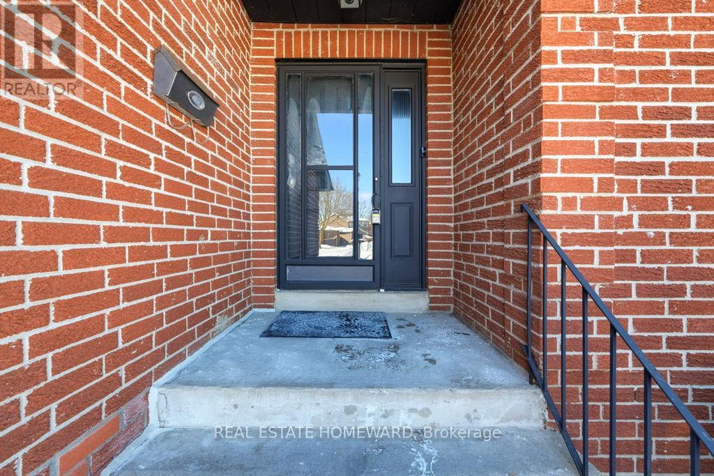 170 Harrison Drive, Newmarket, Ontario  L3Y 6B9 - Photo 2 - N12895904