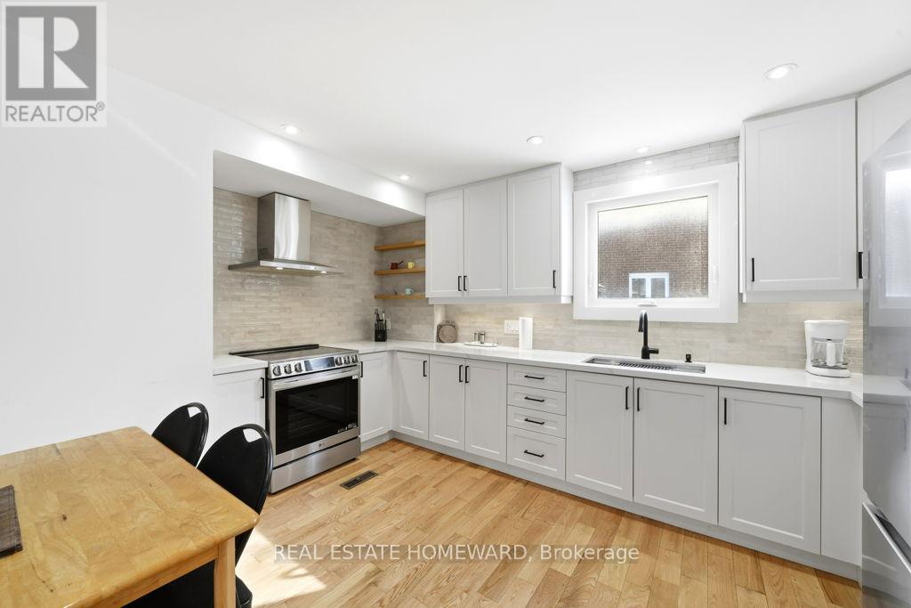 170 Harrison Drive, Newmarket, Ontario  L3Y 6B9 - Photo 3 - N12895904