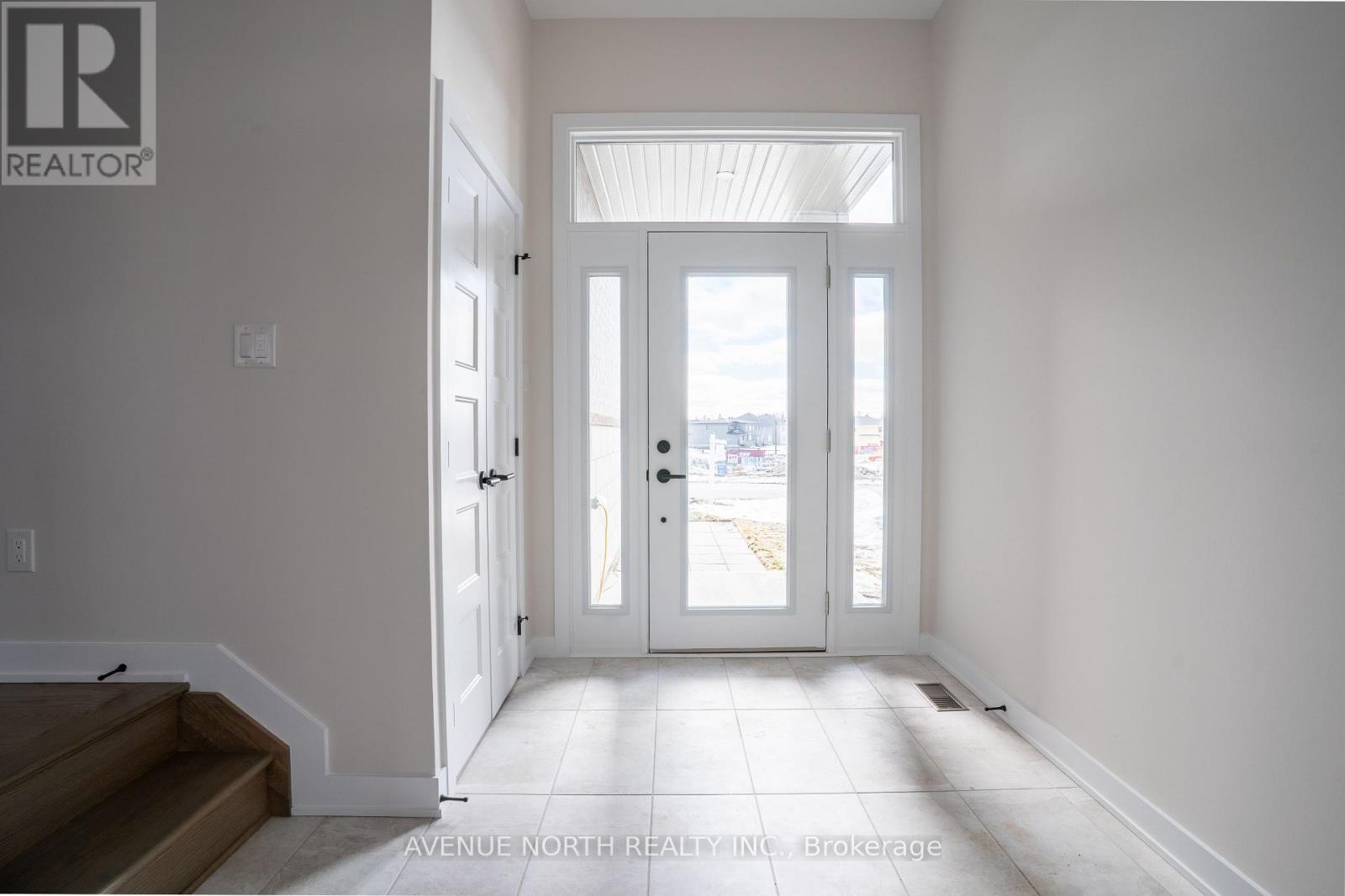 210 Ginebik Way, Ottawa, Ontario  K1X 0H4 - Photo 2 - X12763824