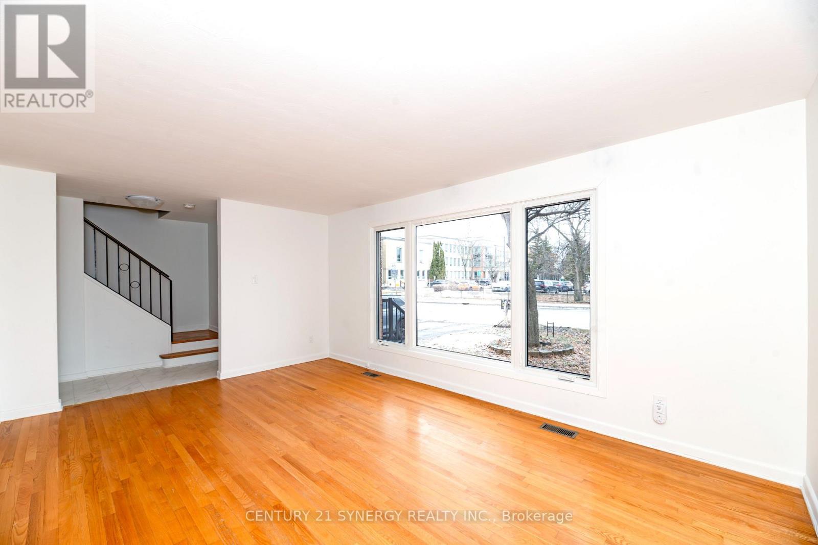 3 Farlane Boulevard, Ottawa, Ontario  K2E 5H1 - Photo 4 - X12880810