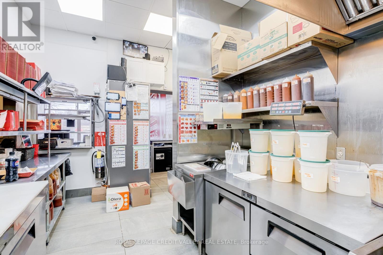 1900 Fowler Drive, Mississauga, Ontario  L5K 1T7 - Photo 14 - W12895638