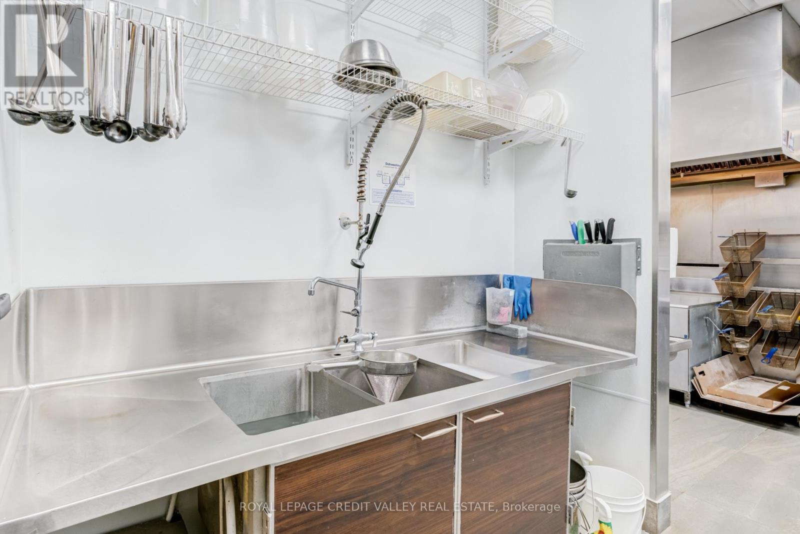 1900 Fowler Drive, Mississauga, Ontario  L5K 1T7 - Photo 22 - W12895638