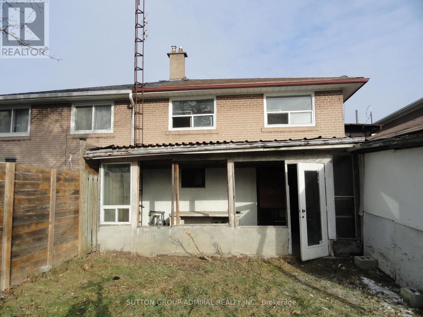 205 St Lucie Drive, Toronto, Ontario  M9M 1T4 - Photo 3 - W12895708