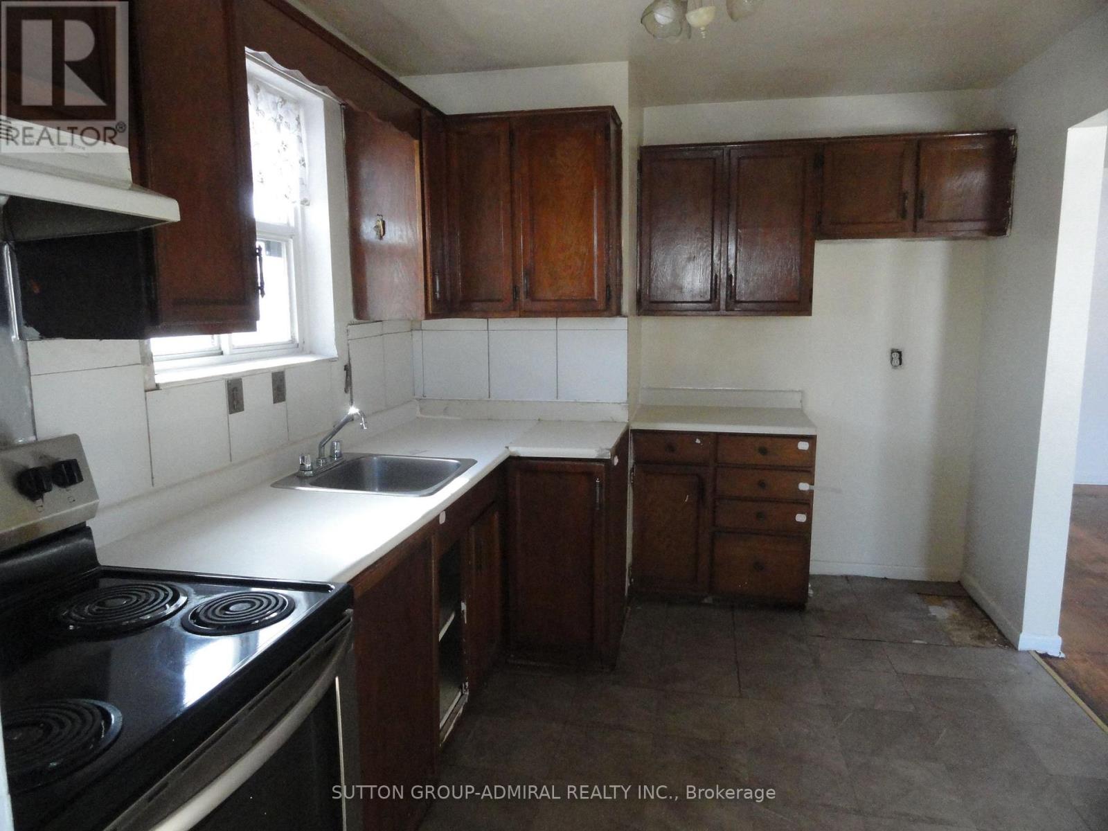 205 St Lucie Drive, Toronto, Ontario  M9M 1T4 - Photo 6 - W12895708