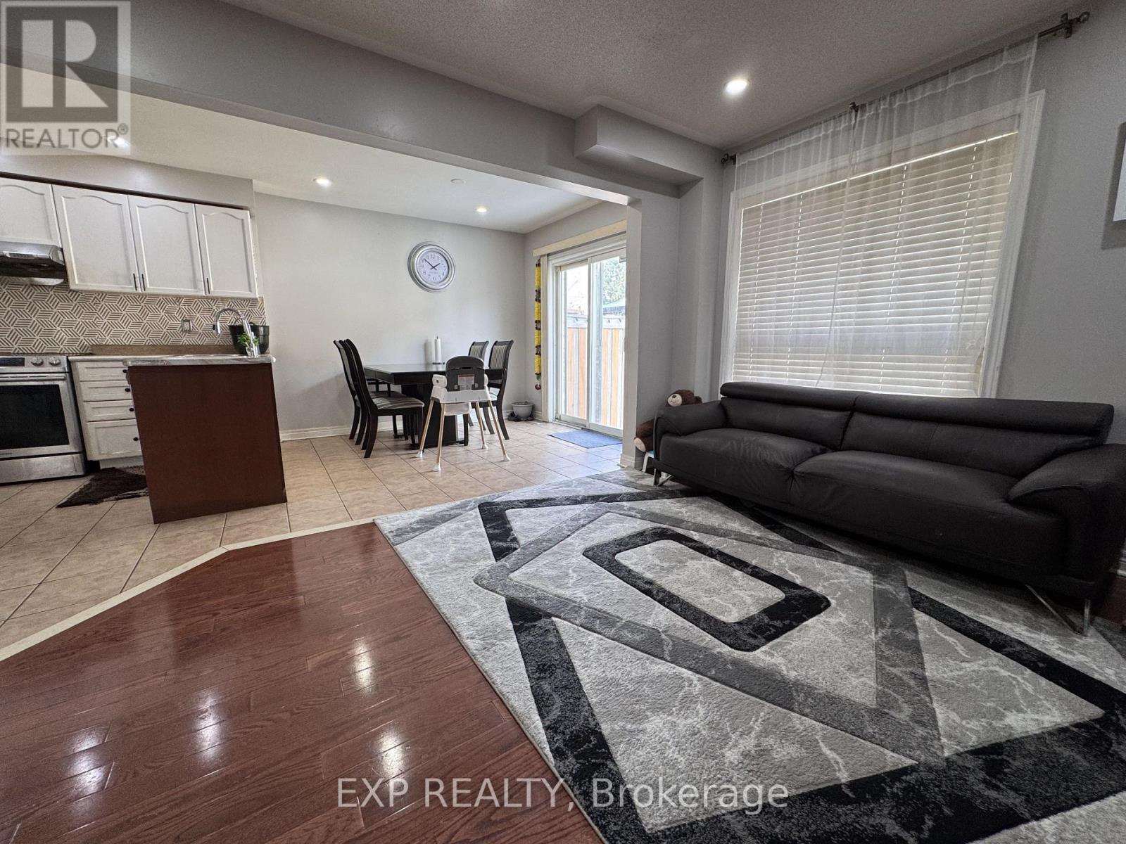 43 Thornbush Boulevard, Brampton, Ontario  L7A 0K5 - Photo 6 - W12895782
