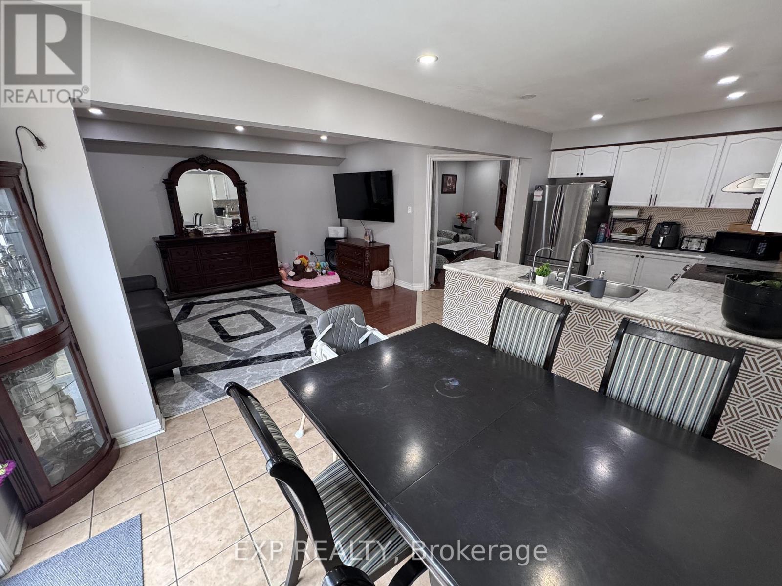 43 Thornbush Boulevard, Brampton, Ontario  L7A 0K5 - Photo 8 - W12895782