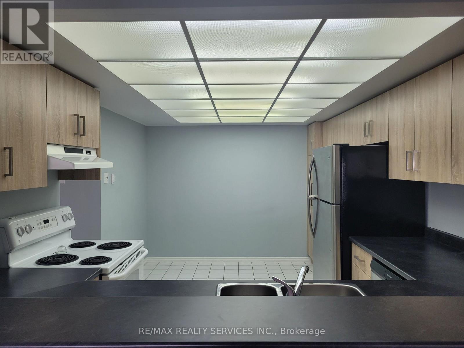 1206 - 330 Mill Street S, Brampton, Ontario  L6Y 3V3 - Photo 5 - W12895798