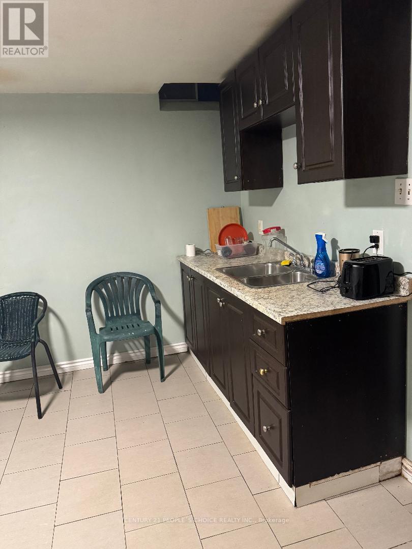 52 Judith Crescent, Brampton, Ontario  L6S 3J4 - Photo 3 - W12895902