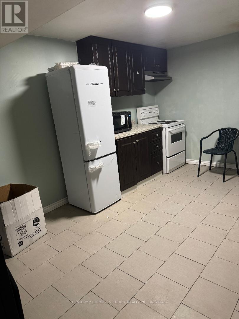 52 Judith Crescent, Brampton, Ontario  L6S 3J4 - Photo 4 - W12895902