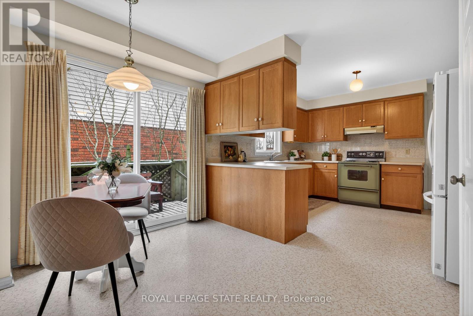 133 Central Avenue, Grimsby, Ontario  L3M 4Z3 - Photo 3 - X12895758