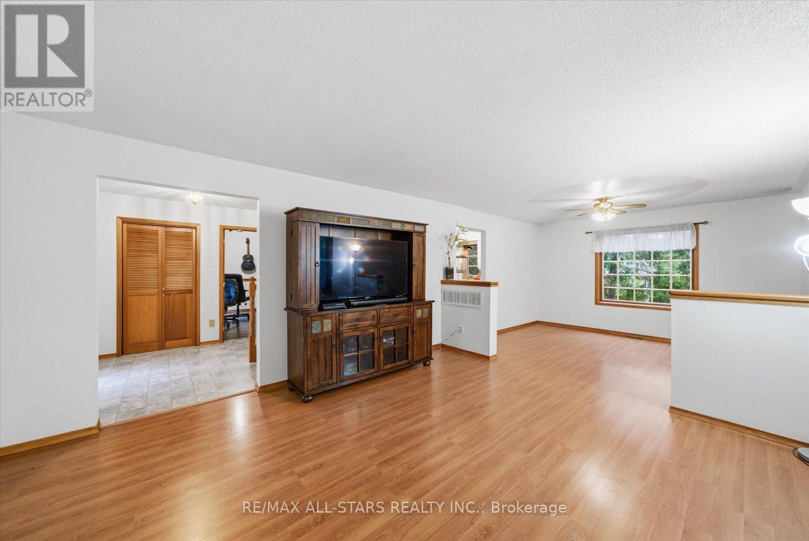 62 Evelyn Avenue, Georgina, Ontario  L4P 3C8 - Photo 9 - N12895072