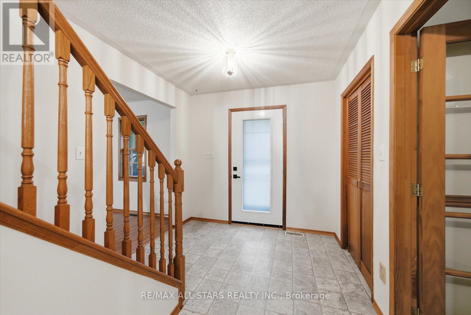 62 Evelyn Avenue, Georgina, Ontario  L4P 3C8 - Photo 7 - N12895072