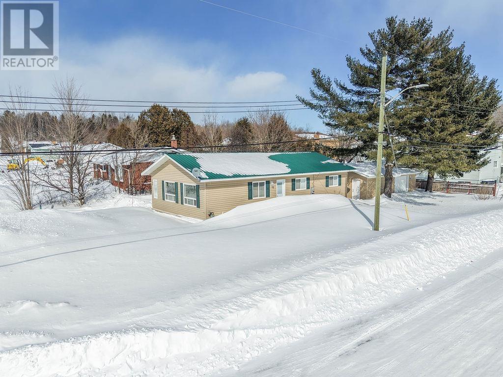 4 Labelle Ave, Sault Ste. Marie, Ontario  P6B 3B9 - Photo 1 - SM260495