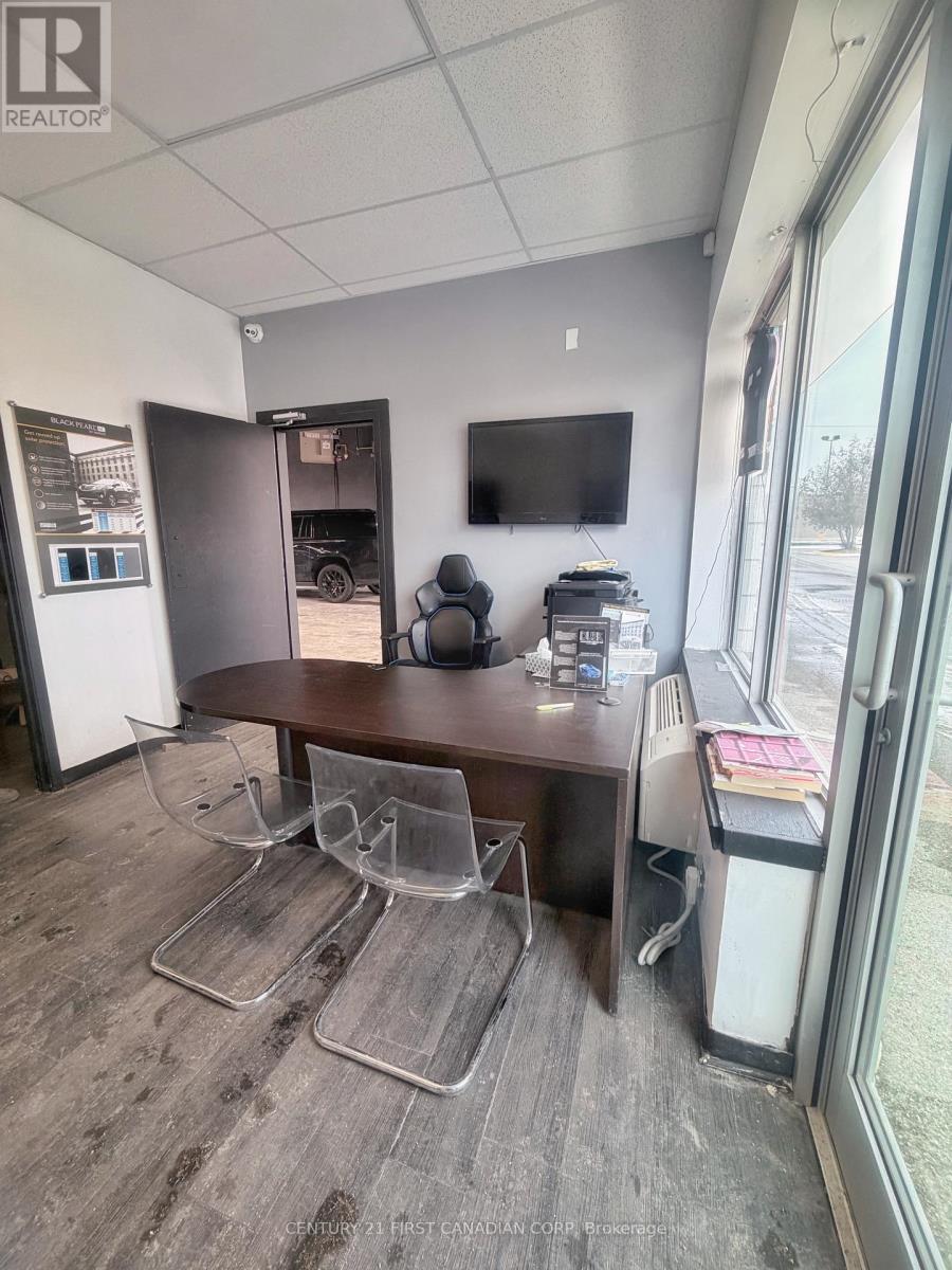 1982 Dundas St. Street, London East, Ontario  N5V 1P5 - Photo 8 - X12895924