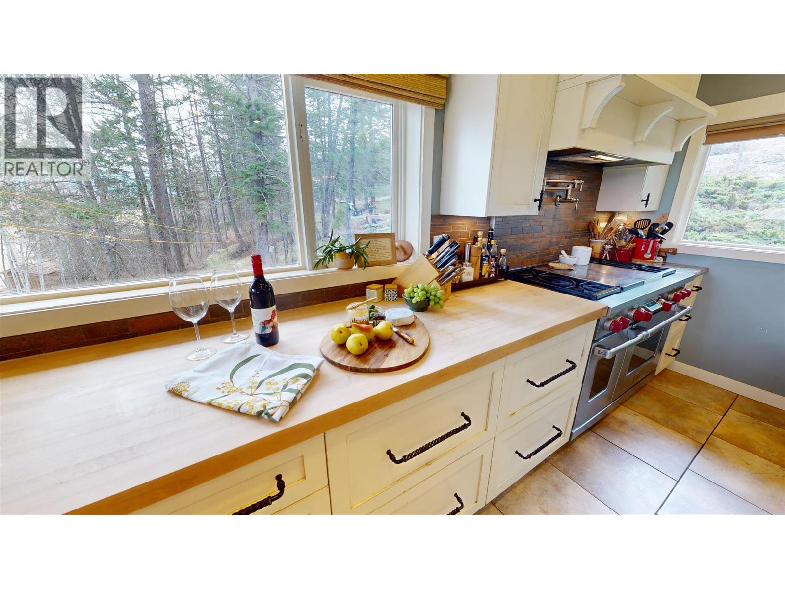 8875 Colony Road, Wardner, British Columbia  V0B 2J0 - Photo 7 - 10379831