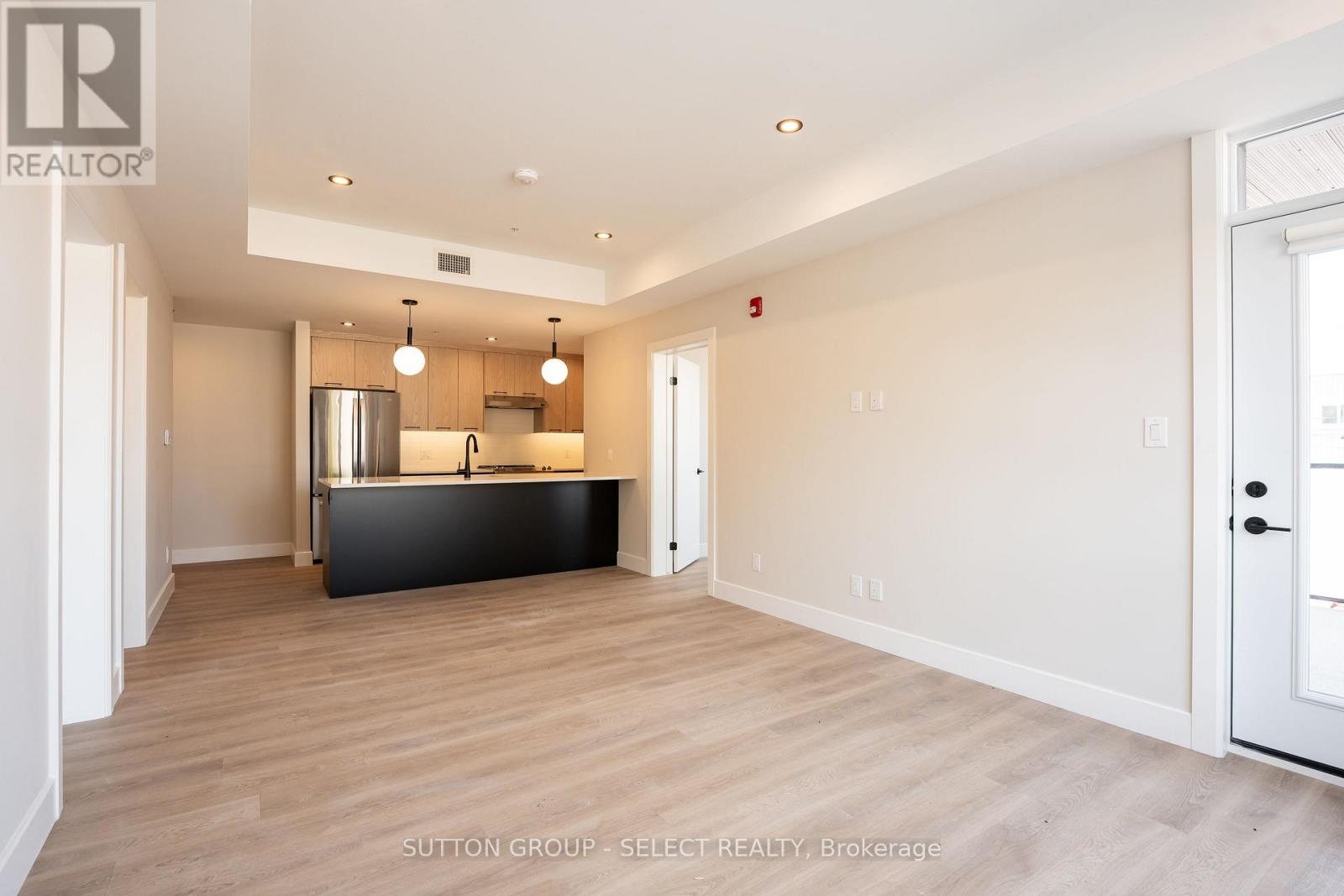 102 - 15 James Street, South Huron, Ontario  N0M 1S6 - Photo 4 - X12536222