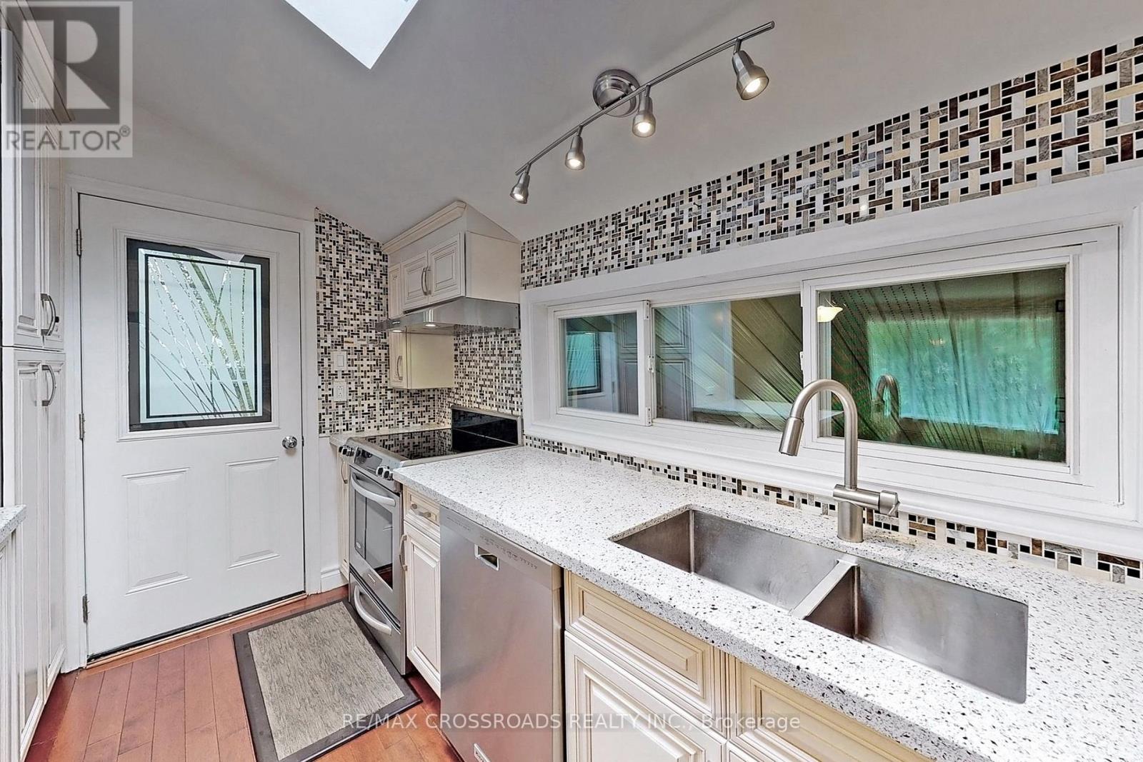 16 Sandalwood Place, Toronto, Ontario  M3B 1L6 - Photo 2 - C12895934