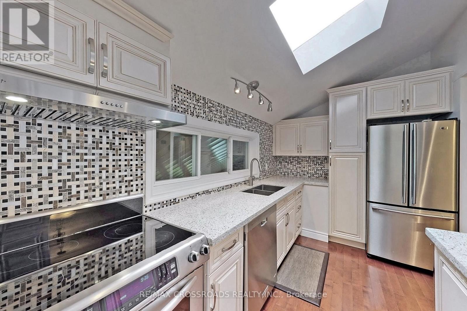 16 Sandalwood Place, Toronto, Ontario  M3B 1L6 - Photo 3 - C12895934