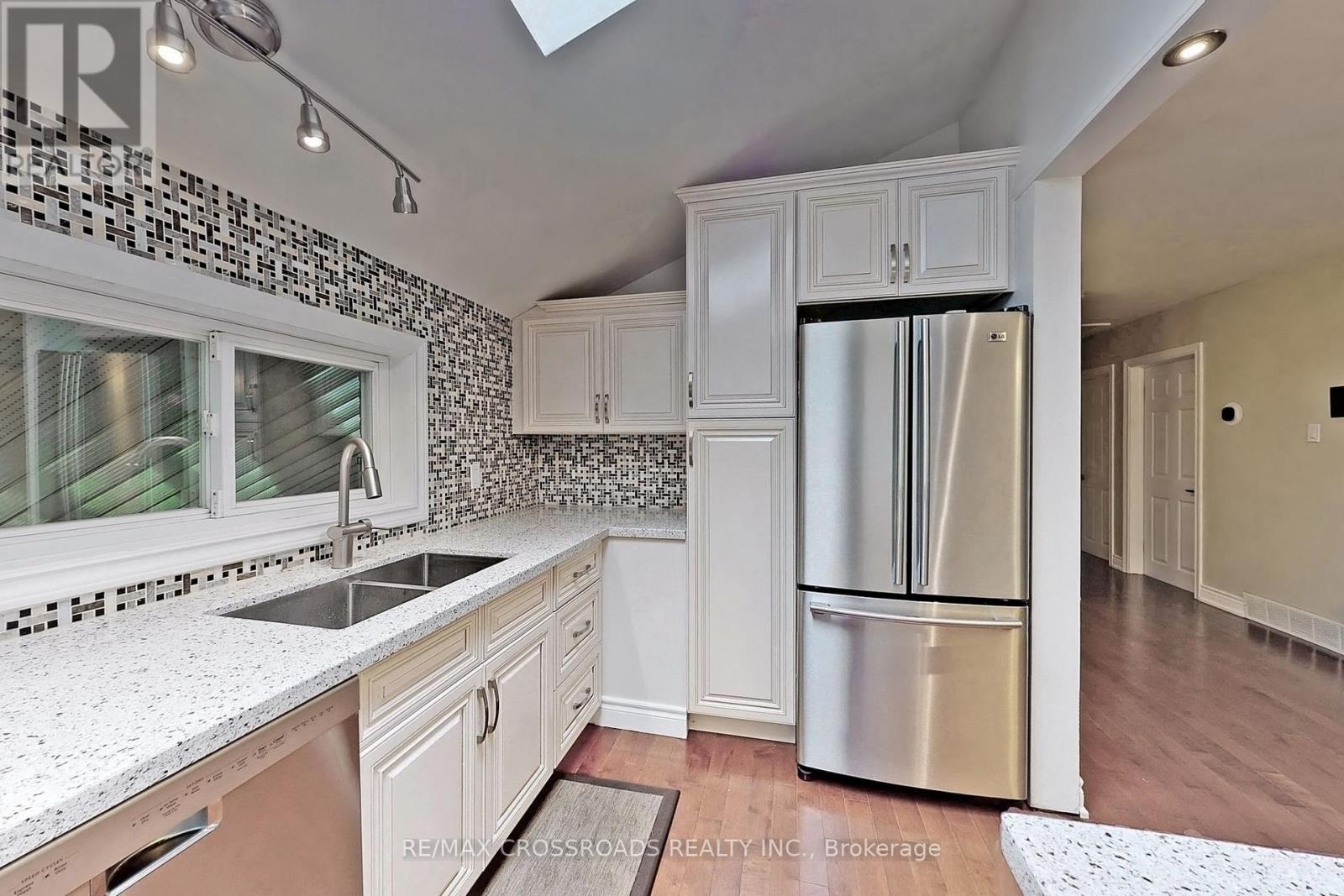 16 Sandalwood Place, Toronto, Ontario  M3B 1L6 - Photo 4 - C12895934