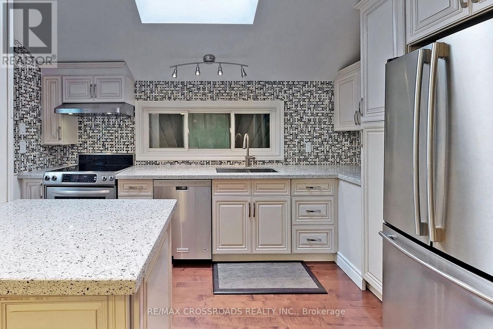 16 Sandalwood Place, Toronto, Ontario  M3B 1L6 - Photo 5 - C12895934