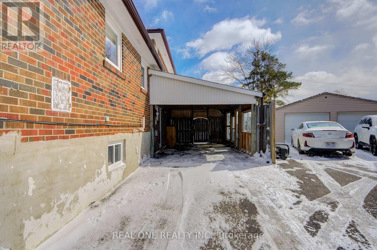 85 Clydesdale Drive, Toronto, Ontario  M2J 3N3 - Photo 3 - C12895992